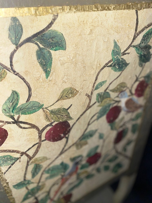 Comò splendidamente decorato con foglie e uccelli, fine del XIX secolo con marmo