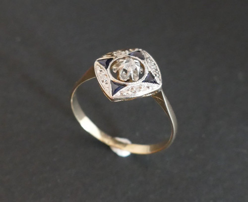 Anello Art Déco con diamanti e zaffiri.