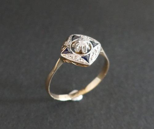 Anello Art Déco con diamanti e zaffiri.