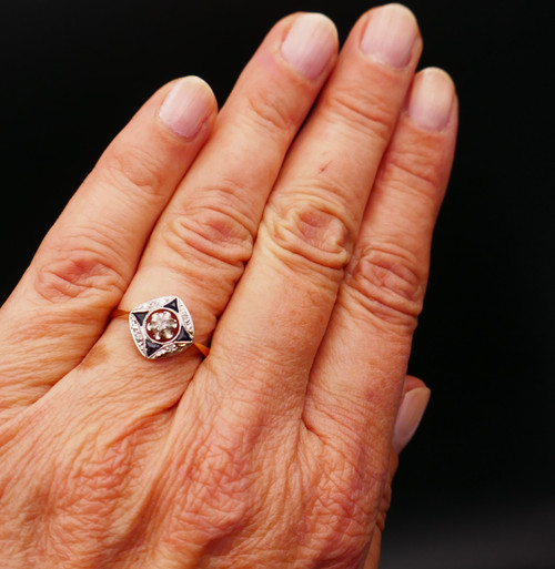 Anello Art Déco con diamanti e zaffiri.
