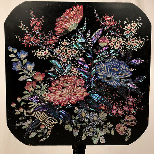 Tavolino inclinabile Napoleone III, legno bordeaux annerito decorato con fiori