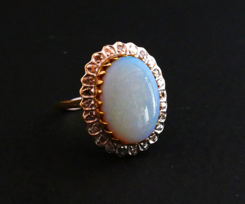 Anello con opale e diamanti.