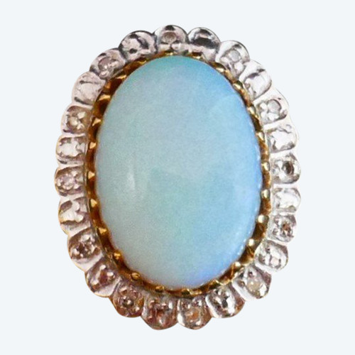 Anello con opale e diamanti.