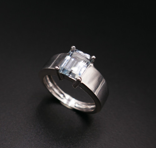Bague Sertie d'Une Aigue Marine, Or Blanc 18 Carats.
