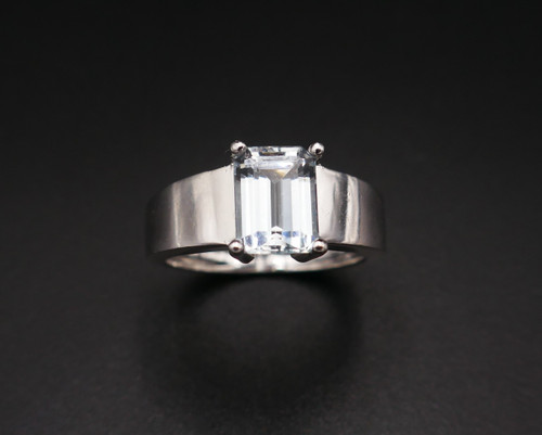 Bague Sertie d'Une Aigue Marine, Or Blanc 18 Carats.