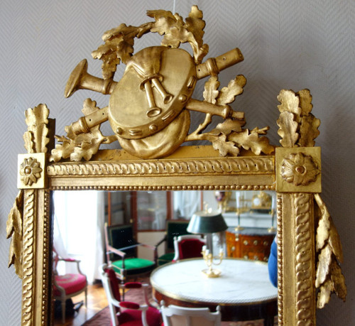 Grand Miroir En Bois Doré d'époque Louis XVI, Modèle Provençal, Fronton à Trophée De Musique