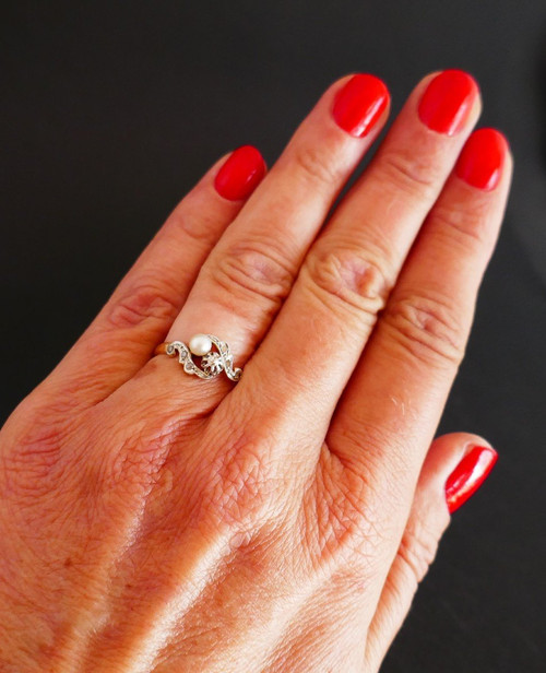 Anello con diamanti e perle.