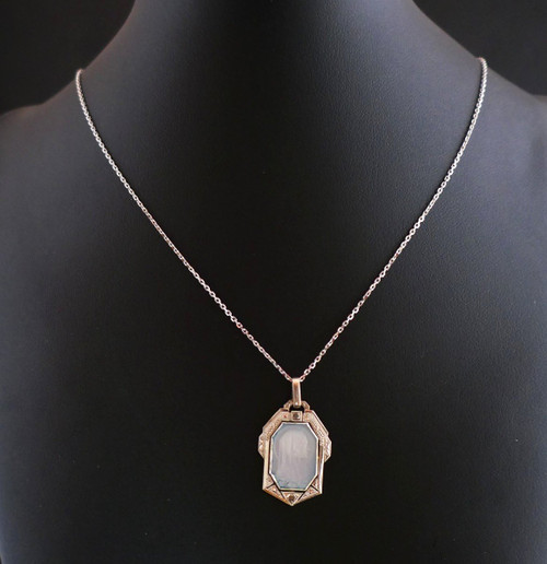 Médaille Art Déco, Vierge En Nacre, Diamants Taille Rose avec chaîne.