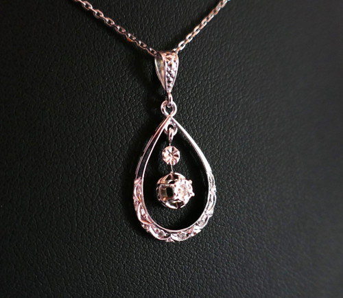 Pendentif Art Déco Serti d'Un Diamant Or Blanc 18 Carats  Avec Chaîne Or Blanc.
