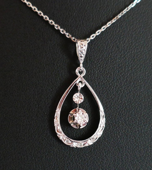 Pendentif Art Déco Serti d'Un Diamant Or Blanc 18 Carats  Avec Chaîne Or Blanc.
