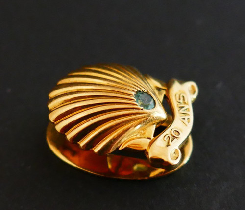 Cartier Boutonniere Scallop Shell 18 Karat Gold und Smaragd.