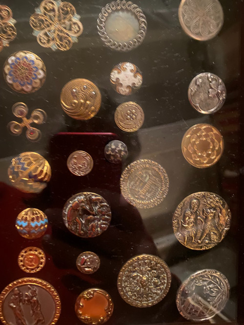 Rare collection encadrée de boutons d'habits anciens de différentes natures et époque
