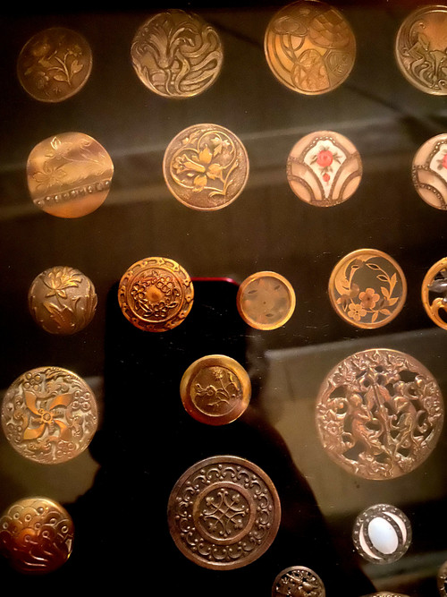 Rare collection encadrée de boutons d'habits anciens de différentes natures et époque