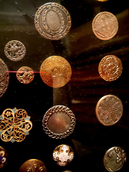 Rare collection encadrée de boutons d'habits anciens de différentes natures et époque