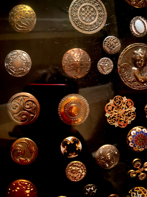 Rare collection encadrée de boutons d'habits anciens de différentes natures et époque