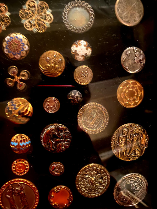 Rare collection encadrée de boutons d'habits anciens de différentes natures et époque