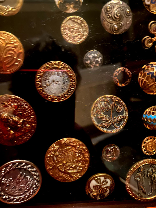Rare collection encadrée de boutons d'habits anciens de différentes natures et époque