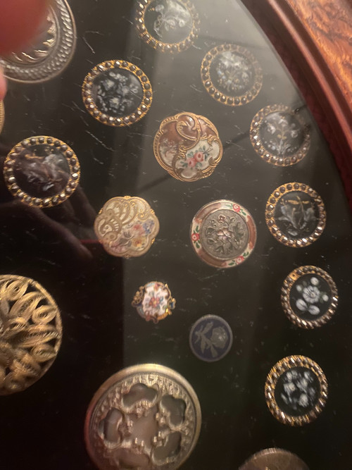 Rare collection encadrée de boutons d'habits anciens de différentes natures et époque