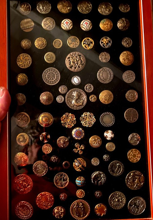 Rare collection encadrée de boutons d'habits anciens de différentes natures et époque