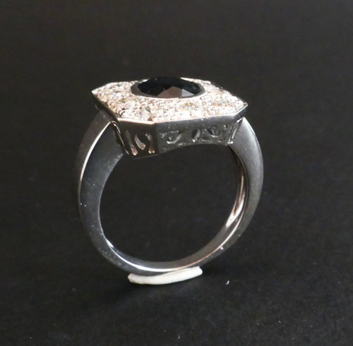 Bague Saphir Et Diamants, monture or blanc 18 carats.