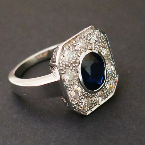 Bague Saphir Et Diamants, monture or blanc 18 carats.