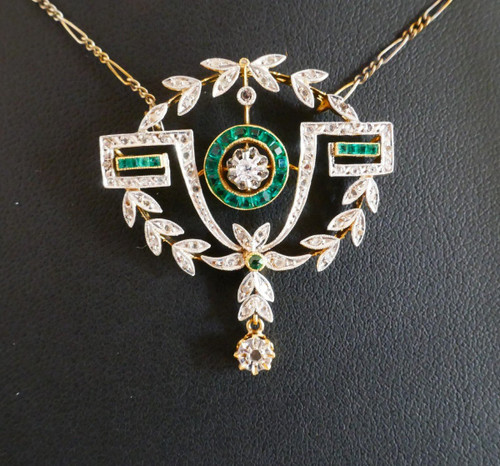 Collier Pendentif Art Déco émeraudes calibrées et diamants.
