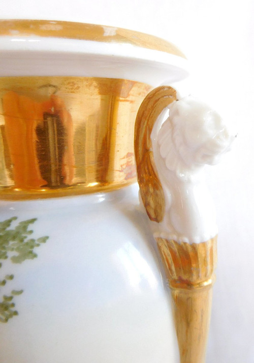 Empire Vase aus Pariser Porzellan mit Büsten Büsten von geflügelten Löwen - Italienische Landschaften 22cm