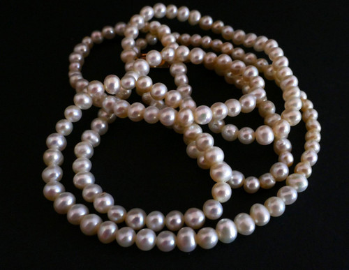 Collana lunga di perle coltivate, chiusura in oro 18 carati.