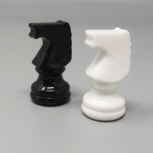 1970 Magnifique jeu d’échecs noir et blanc en albâtre de Volterra fait à la main. Fabriqué en Italie
