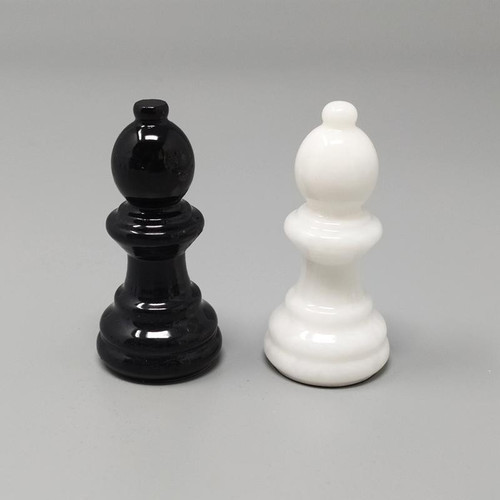 1970 Magnifique jeu d’échecs noir et blanc en albâtre de Volterra fait à la main. Fabriqué en Italie