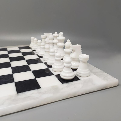 1970 Magnifique jeu d’échecs noir et blanc en albâtre de Volterra fait à la main. Fabriqué en Italie