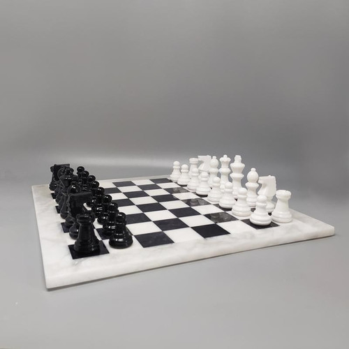 1970 Magnifique jeu d’échecs noir et blanc en albâtre de Volterra fait à la main. Fabriqué en Italie