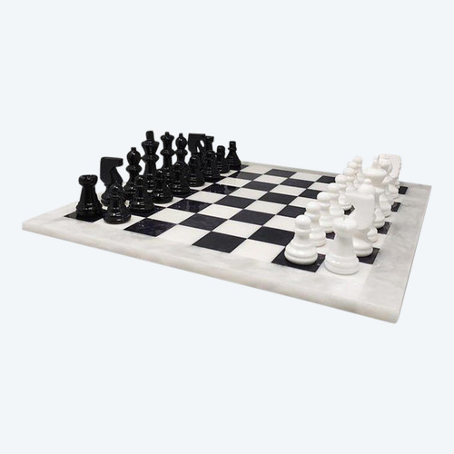 1970 Magnifique jeu d’échecs noir et blanc en albâtre de Volterra fait à la main. Fabriqué en Italie