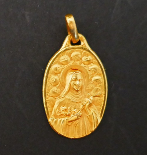 Augis Mazzoni Médaille Art Déco De Forme Ovale,  Signée.