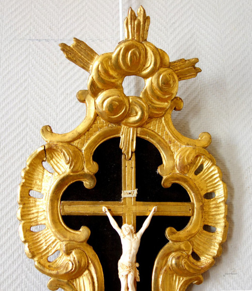Christ En Ivoire à Riche Cadre Rocaille En Bois Doré, Provence époque Louis XV Mi 18e Siècle