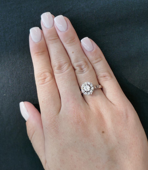 Anello Marguerite, 1 carato di diamanti, oro bianco 18 carati.