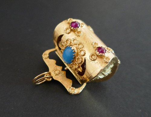 Important Pendentif Breloque Rubis Et Turquoises.