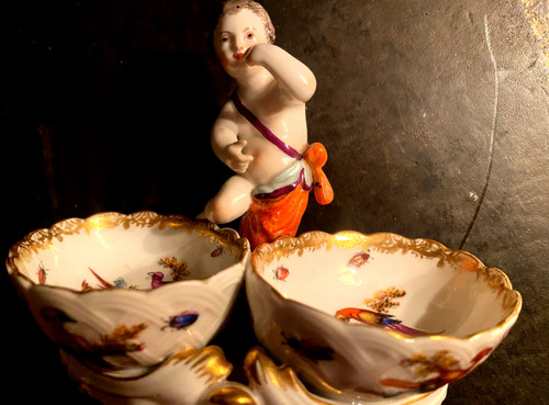Very beautiful pair of 18th century Berlin porcelain salt cellars with decorated cherubs and double buckets