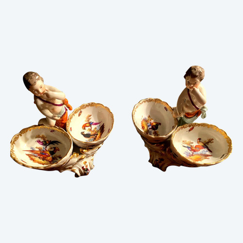 Very beautiful pair of 18th century Berlin porcelain salt cellars with decorated cherubs and double buckets