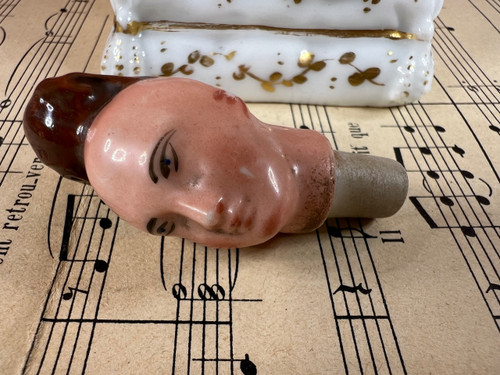 Figurina di bottiglia di profumo o sale con decorazione cinese in porcellana di Parigi