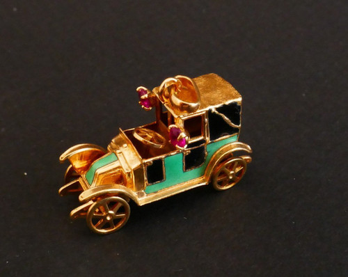 Emaillierter Autoanhänger, 18 Karat Gold.