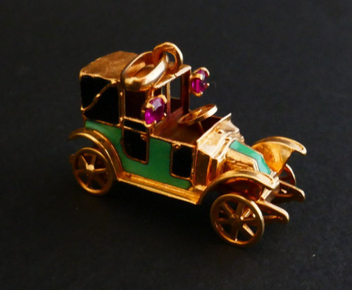 Emaillierter Autoanhänger, 18 Karat Gold.