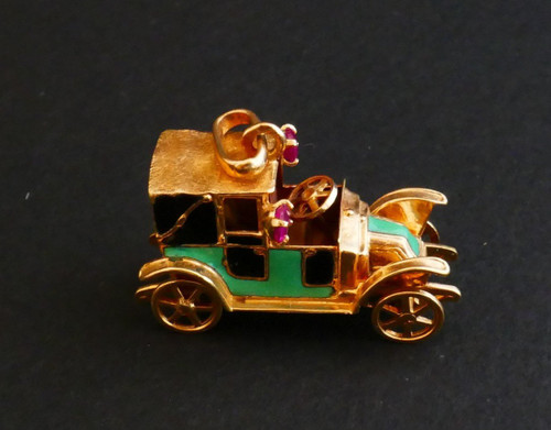 Emaillierter Autoanhänger, 18 Karat Gold.