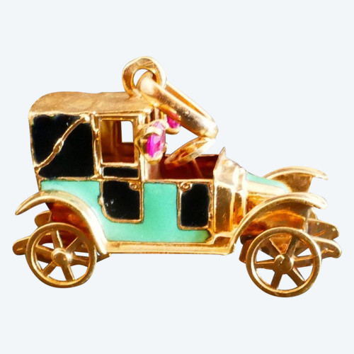 Emaillierter Autoanhänger, 18 Karat Gold.