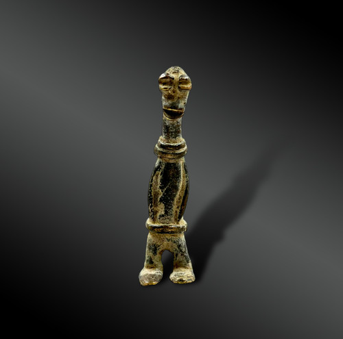 STATUETTE ANTHROPOMOPRHE - Culture Kotoko, Afrique centrale, Tchad - Fin du XIXème siècle – début du XXème siècle 