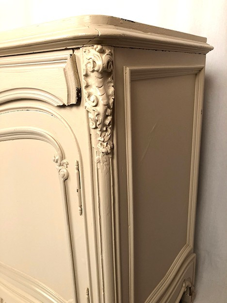 Low rocaille style sideboard in cream lacquered wood, circa 1900