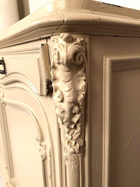 Low rocaille style sideboard in cream lacquered wood, circa 1900