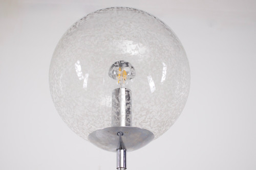 Pair of small table lamps, wooden structures covered with rattan splints woven in geometric movement. E14 screw-in bulbs supplied. Diameter 22 CM X H 20 CM. A small mark of wear on the feet.