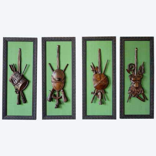 Suite De 4 Trophées En Bois Finement Sculptés, Trophées d'Armes Militaires, époque Louis XVI