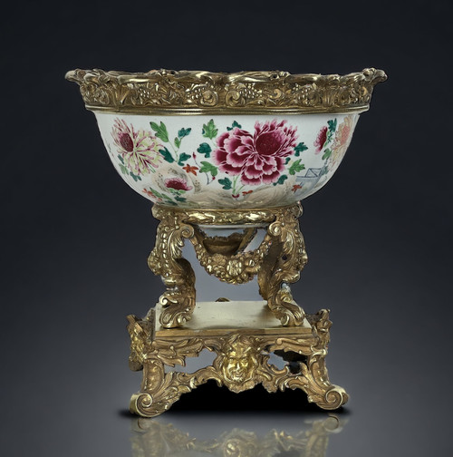 LARGE 18th CENTURY CHINESE CUP WITH FLOWER DECORATION DECORATED WITH A BRONZE FRAME